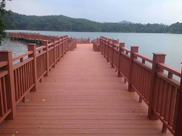 戶外木塑地板應(yīng)用在公園濕地